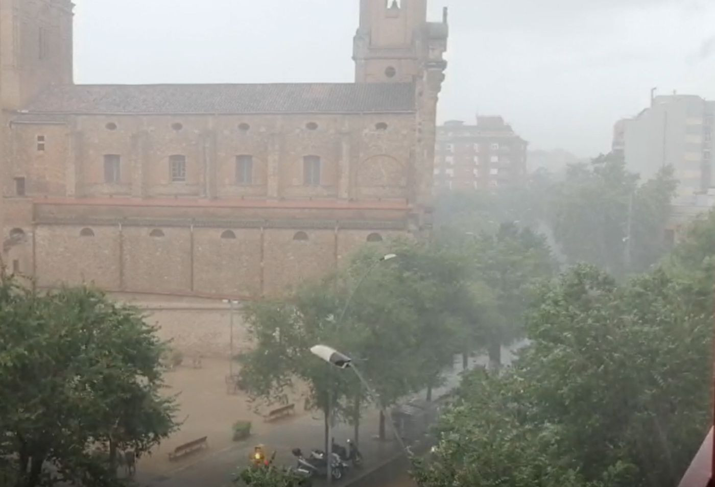 Imagen de la tormenta estival cayendo sobre Barcelona / ANDONI BERNÁ