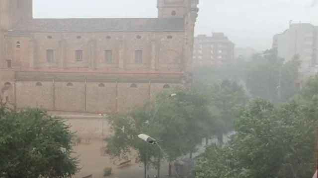 Imagen de una tormenta estival cayendo sobre Barcelona / ANDONI BERNÁ