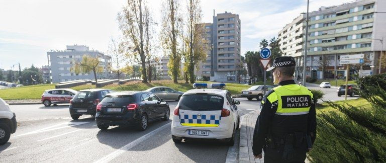 Un agente y un vehículo de la Policía Local de Mataró / AJUNTAMENT DE MATARÓ