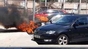 Imagen de un coche en llamas / RRSS