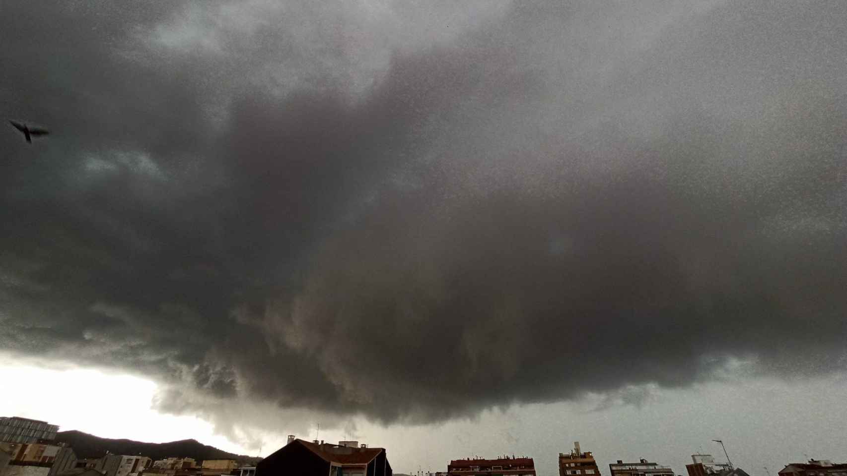 Gran nubosidad sobre el cielo de Santa Coloma de Gramenet / TWITTER