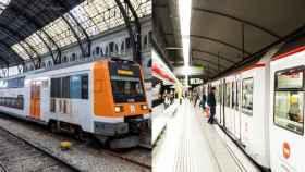 Un tren de Rodalies (I) y de metro (D) en Barcelona en imágenes de archivo / ARCHIVO