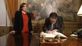 El activista Joan Bordetas, junto a la alcaldesa de Barcelona, Ada Colau, recibiendo la Medalla de Honor de Barcelona / AJUNTAMENT DE BARCELONA