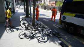 Un coche embiste a un grupo de ocho ciclistas y mata a dos en Castellbisbal / EFE - Alejandro Garcia