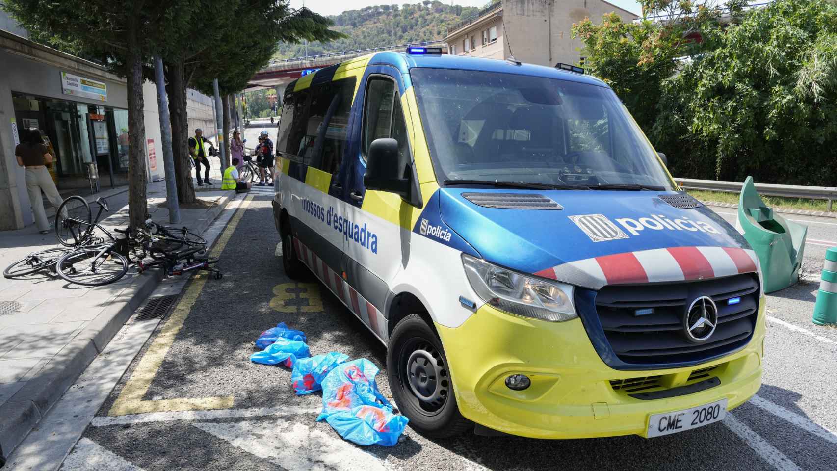 Un coche embiste a un grupo de ocho ciclistas y mata a dos en Castellbisbal / EFE - Alejandro Garcia