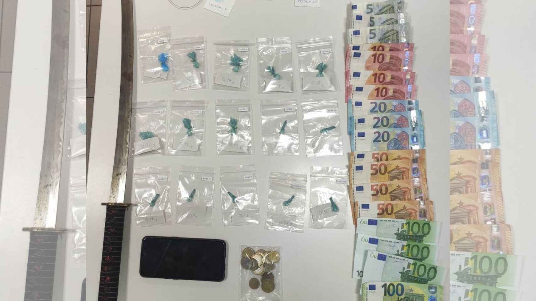 Paquetes y dinero decomisados durante el registro al hombre que vendía droga en un patinete en Badalona / MOSSOS D'ESQUADRA