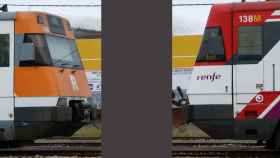 Dos trenes de Rodalies Renfe en una estación