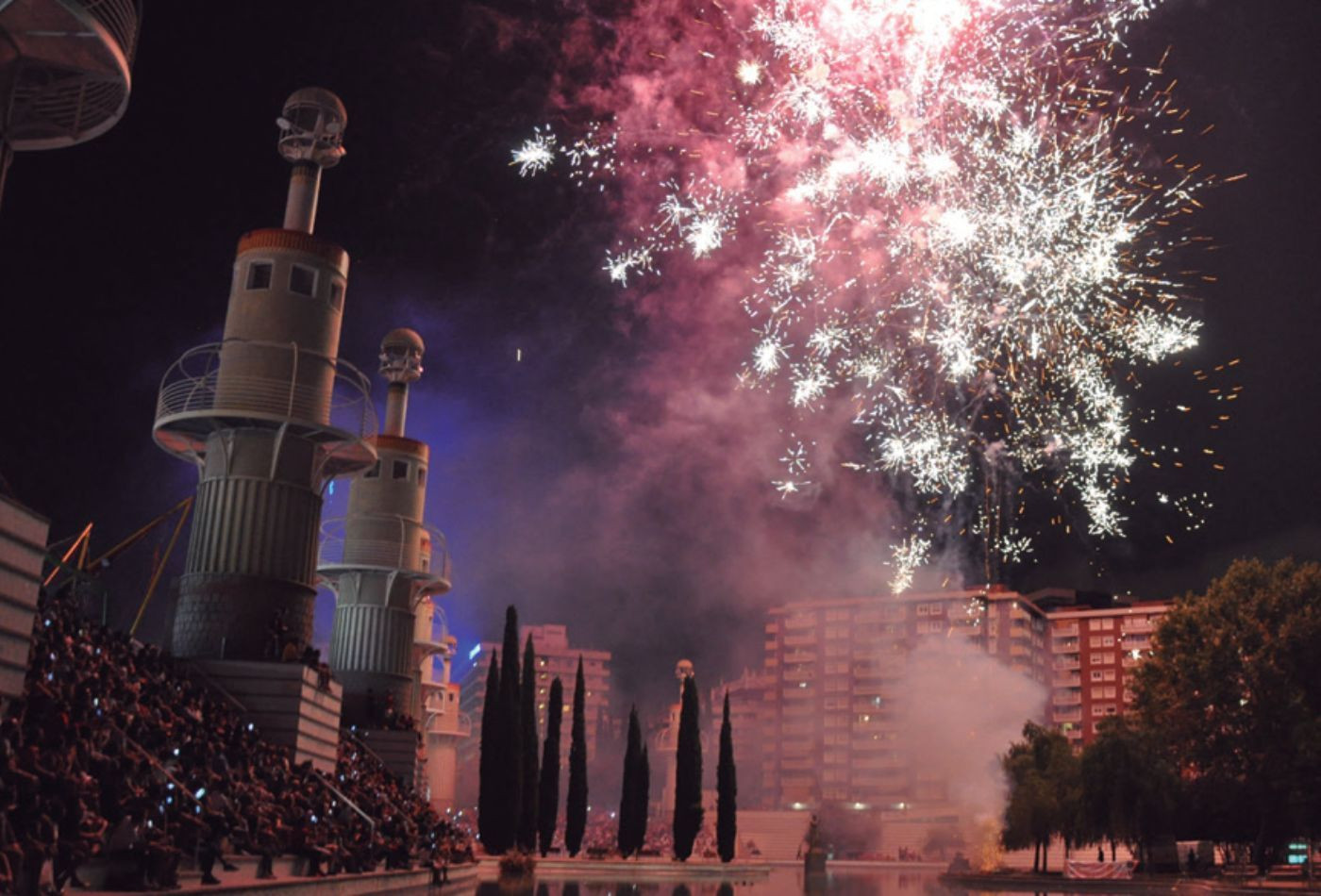 Celebración del piromusical de las fiestas de Sants en una edición anterior / AJUNTAMENT DE BARCELONA