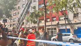 Bomberos, Mossos y Guardia Urbana en el edificio incendiado este miércoles en Badalona / ÁNGELA VÁZQUEZ