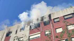 Incendio en el edificio donde se han precipitado dos jóvenes para salvarse en Badalona / BOMBERS