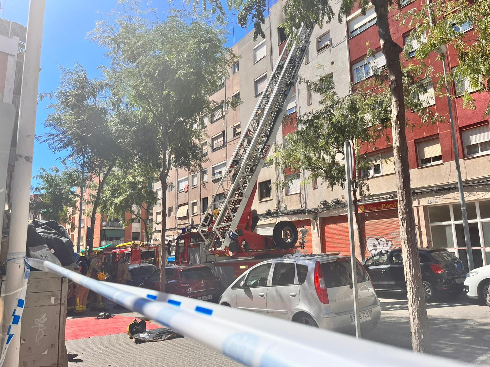Los Bomberos en el edificio incendiado este miércoles en Badalona / ÁNGELA VÁZQUEZ
