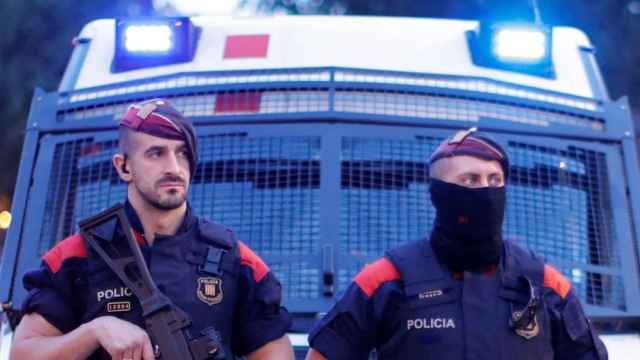 Agentes de los Mossos d'Esquadra, cuerpo policial que ha denunciado a un ladrón con 42 antecedentes