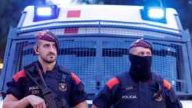 Agentes de los Mossos d'Esquadra, cuerpo policial que ha denunciado a un ladrón con 42 antecedentes