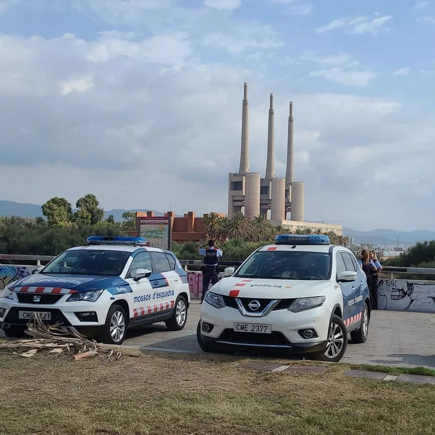 Un coche de Mossos y de Policía Local en Sant Adrià / AJUNTAMENT DE SANT ADRIÀ
