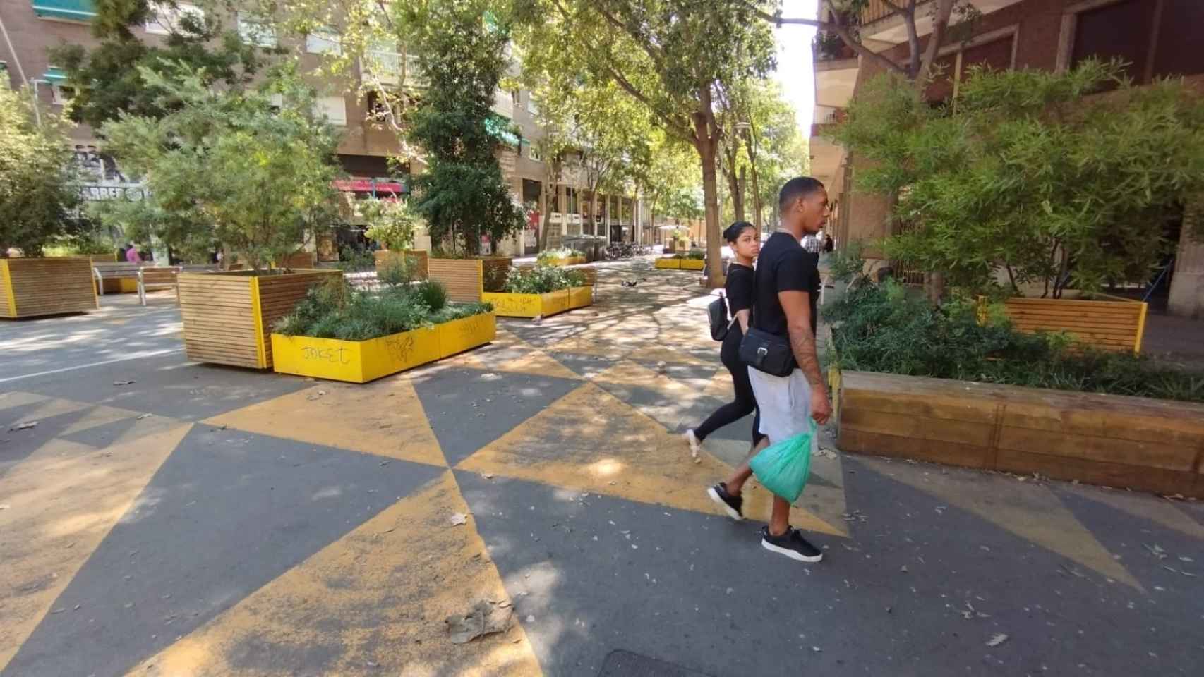Estado del pavimento de la superilla de Sant Antoni en Barcelona / GUILLEM ANDRÉS