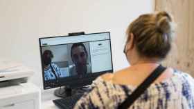 Una usuaria de internet se conecta a la oficina virtual del Ayuntamiento contra la brecha digital / AYUNTAMIENTO DE BARCELONA