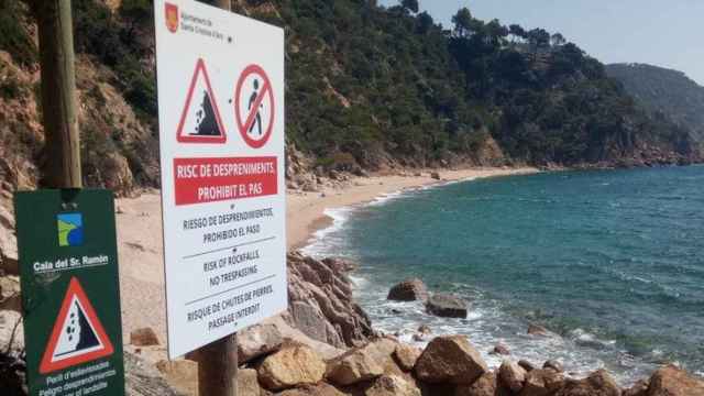 El acceso a la Cala del Senyor Ramon cerrado por riesgo de desprendimiento / AJUNTAMENT SANTA CRISTINA