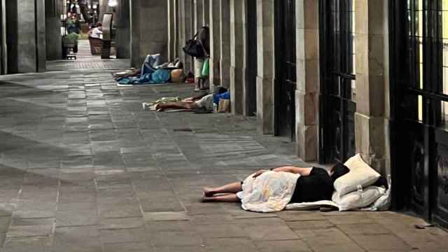 Personas sintecho duermen junto al restaurante 7 Portes de Barcelona / TWITTER MANU REYES