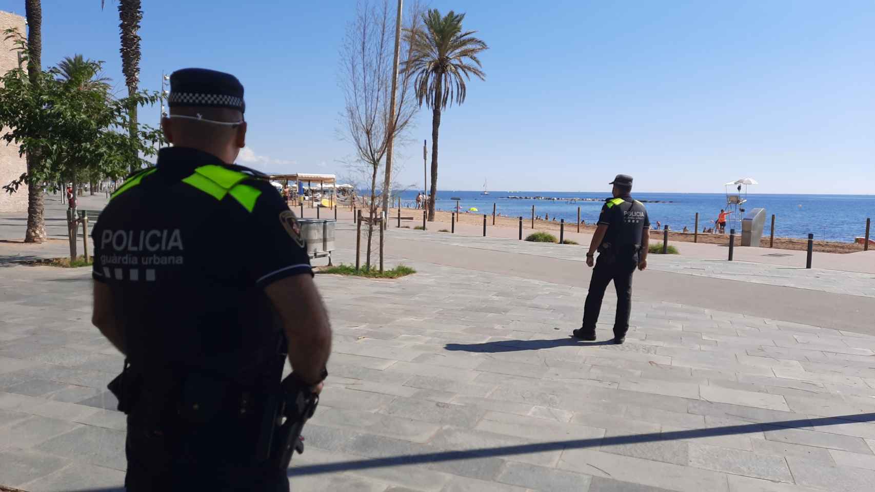 Agentes de la Guardia Urbana, cerca de la plaza del Mar de la Barceloneta / TWITTER GUARDIA URBANA