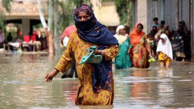 Una mujer camina en una zona inundada de Pakistán / EFE