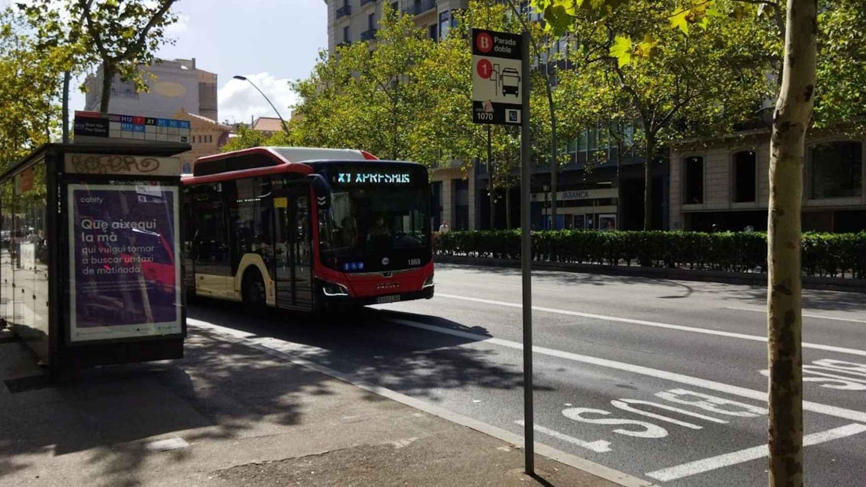Un bus exprés X1 de TMB en la Gran Via, este lunes / METRÓPOLI - JORDI SUBIRANA