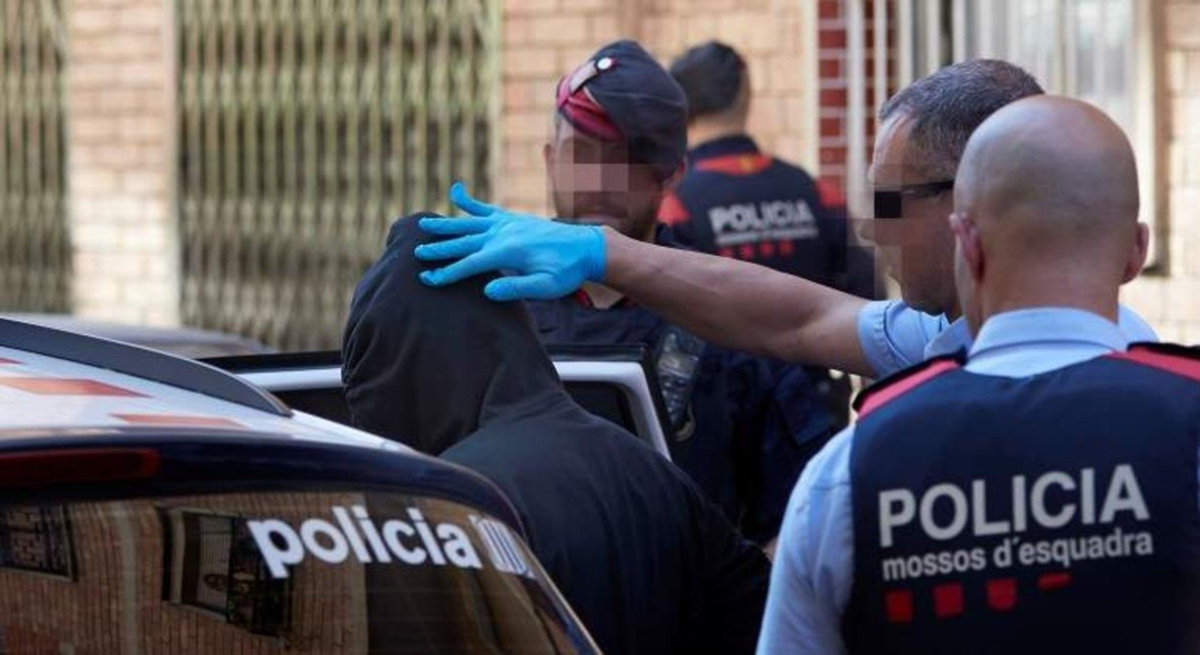 Agentes de los Mossos d'Esquadra deteniendo a un ladrón multirreincidente / EFE
