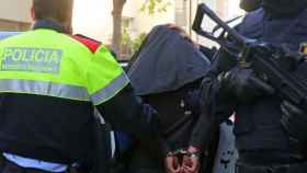 Agentes de los Mossos d'Esquadra con un detenido en Barcelona / EFE