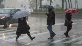 Varias personas se cubren de la lluvia con paraguas en una imagen de archivo
