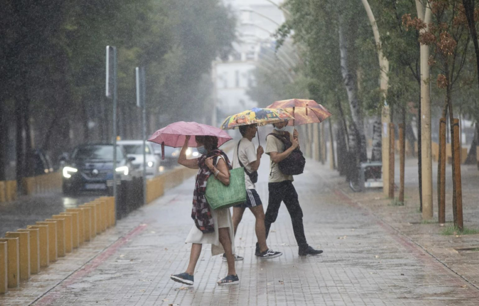 Tres personas se cubren de la lluvia con paraguas / EUROPA PRESS