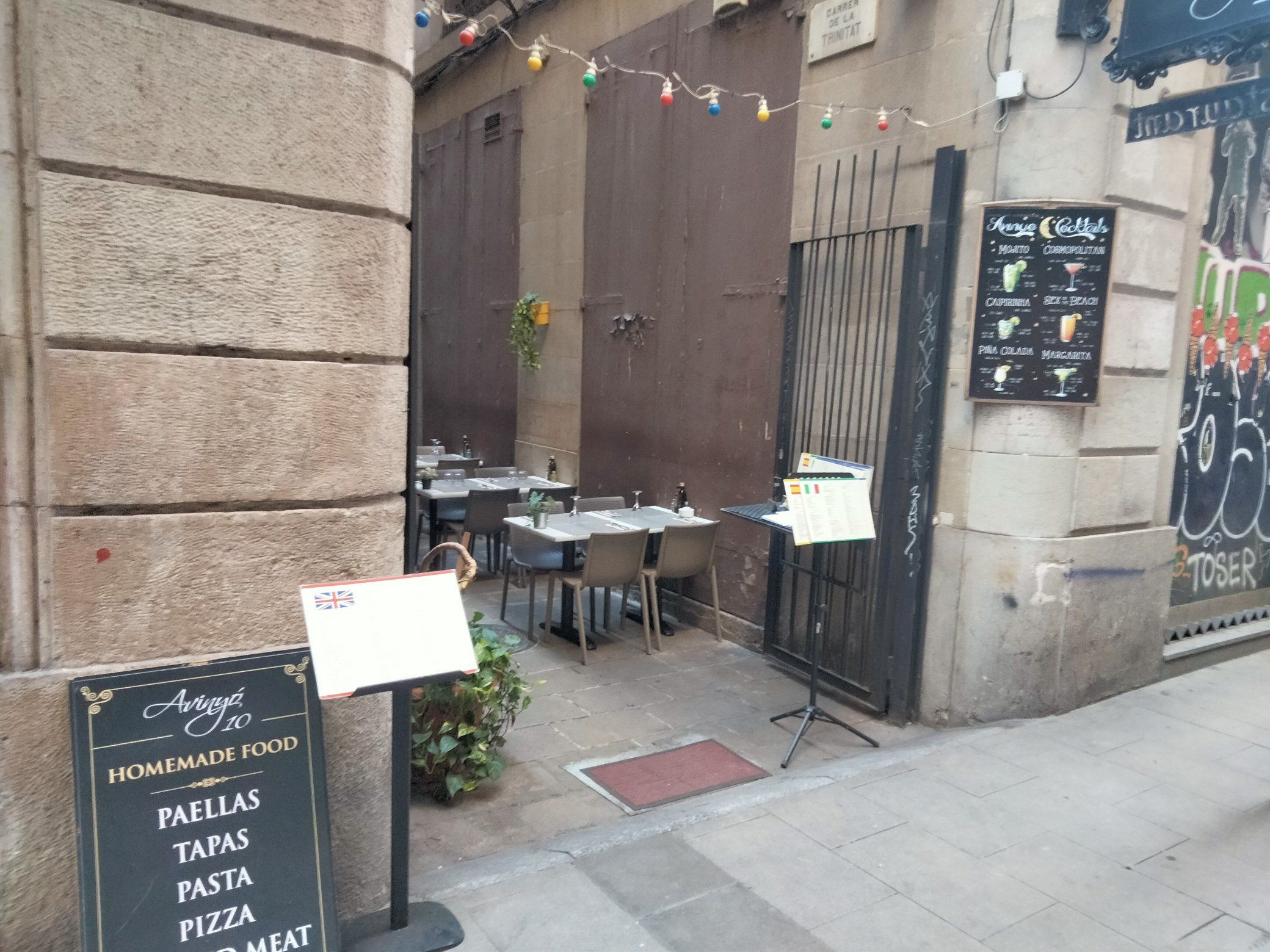 Exterior del restaurante Avinyó 10 del Gòtic de Barcelona