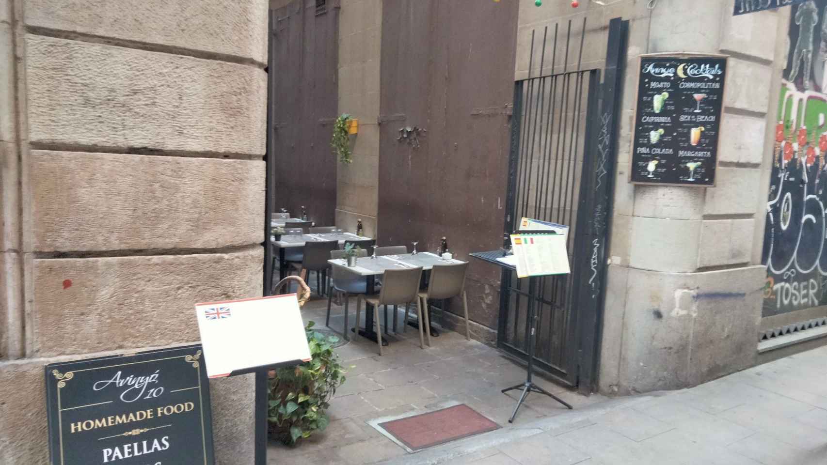 Exterior del restaurante Avinyó 10 del Gòtic de Barcelona, cuya terraza ha sido precintada.