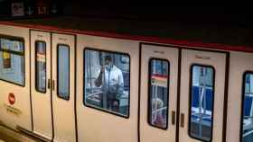 Convoy del metro de Barcelona con un pasajero en su interior en una foto de archivo / LightRocket