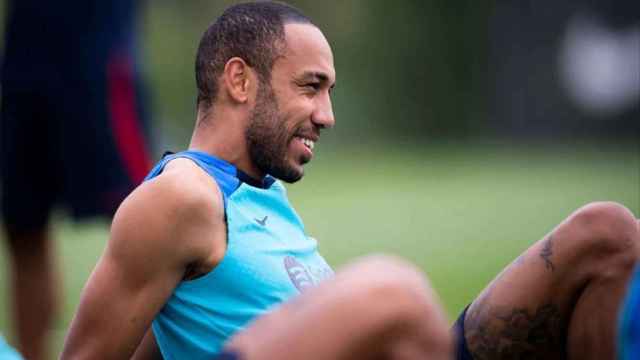 Pierre-Emerick Aubameyang descansa en el entrenamiento / FCB