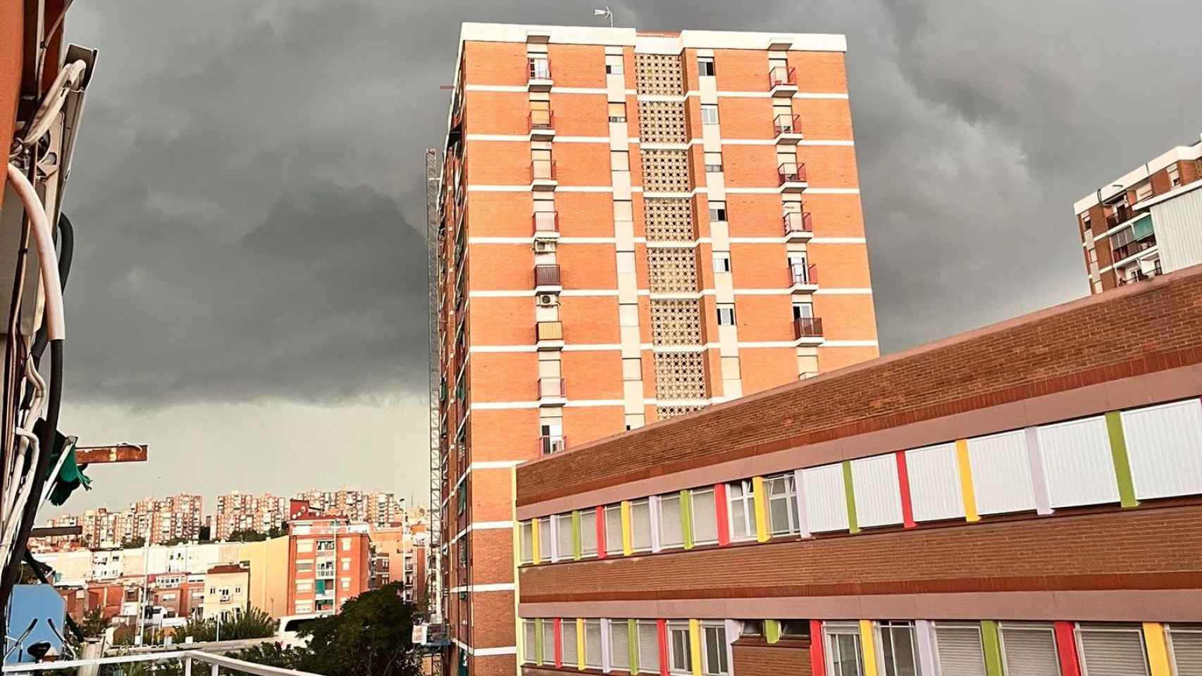 Imagen de la tormenta antes de una tromba de agua desde un edificio de viviendas del barrio de Sant Roc de Badalona / METRÓPOLI