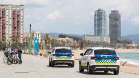 Aspecto del paseo marítimo de la Barceloneta con patrullas de la Guardia Urbana / EFE