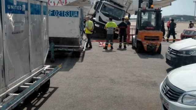 Un avión impacta contra un camión en el aeropuerto de Barcelona / @Aeropuerto_BCN