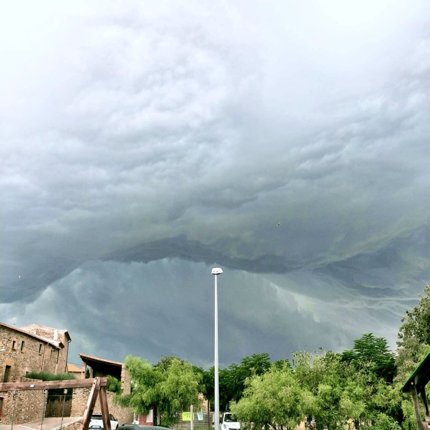 Cielo nuboso poco antes de una tormenta en La Bisbal d'Empordà (Girona) / TWITTER