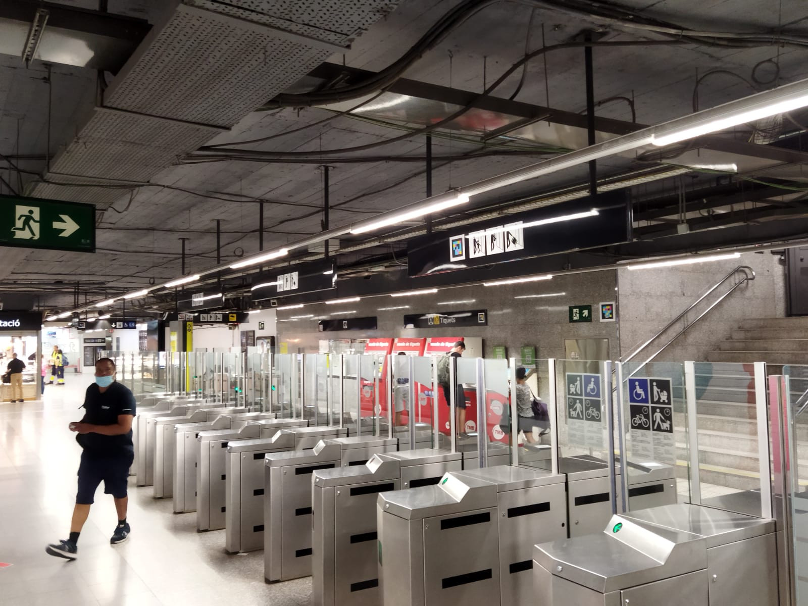 Estación de metro / METRÓPOLI - JORDI SUBIRANA