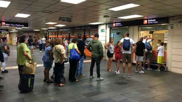 Cola en el punto de información de Rodalies de plaza Catalunya en el primer día con rebaja de transporte público / METRÓPOLI - RP