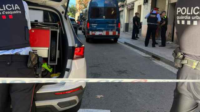 Los Mossos durante el desalojo del local 'okupado' de Nou Barris / MOSSOS