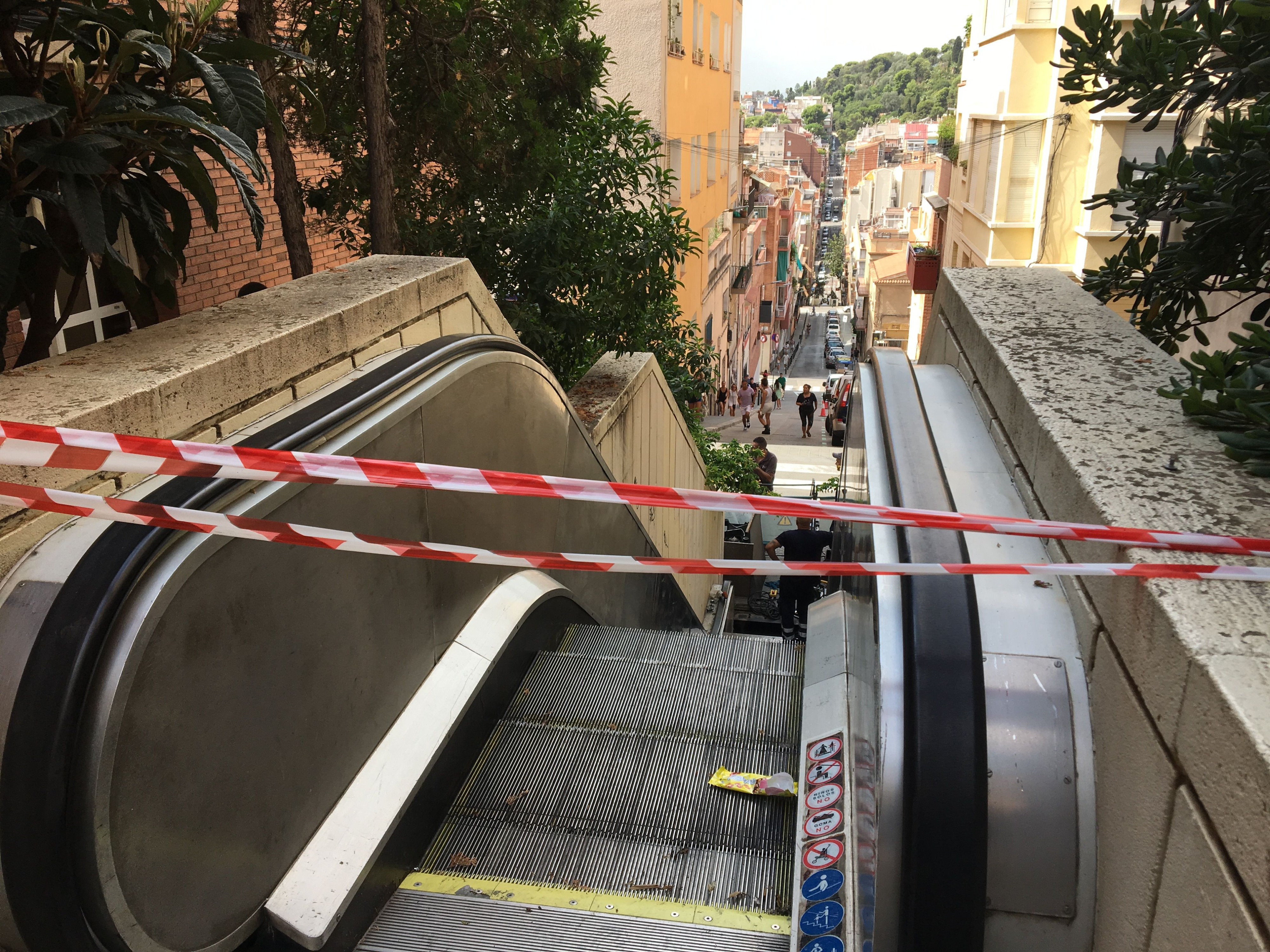 Escaleras automáticas de la Baixada de la Glòria fuera de servicio / METRÓPOLI