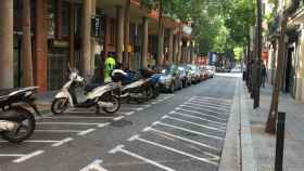 Vehículos estacionados en la calle de Galileu, junto a la avenida de Madrid / METRÓPOLI - RP