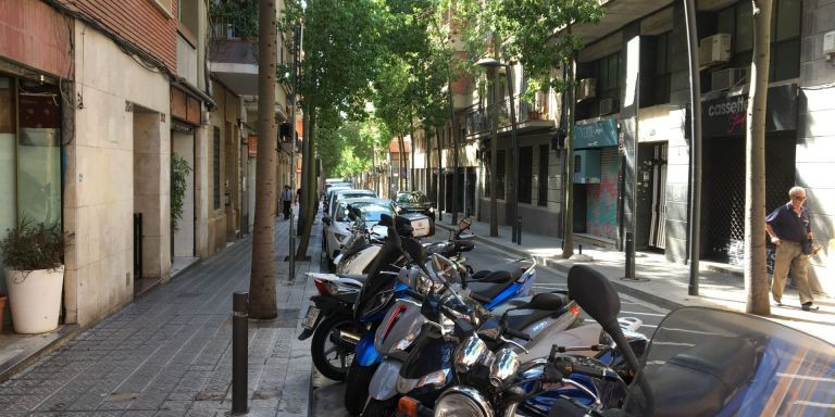 Motocicletas y turismos aparcados en la calle de Galileu / METRÓPOLI - RP