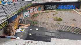 El Baluard del Migdia de Barcelona, lleno de graffitis, suciedad y hierbajos / CEDIDA