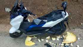 La moto destrozada por un jabalí / TWITTER