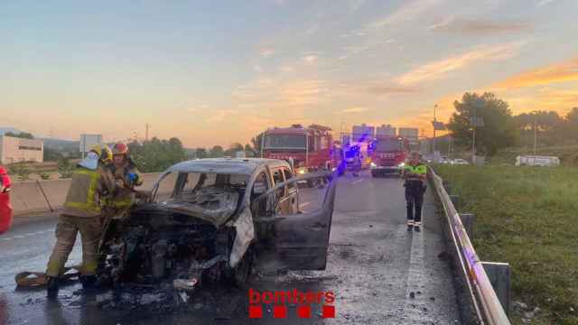 Coche incendiado este martes por la mañana en la autopista AP-7 a su paso por El Papiol / BOMBERS DE LA GENERALITAT