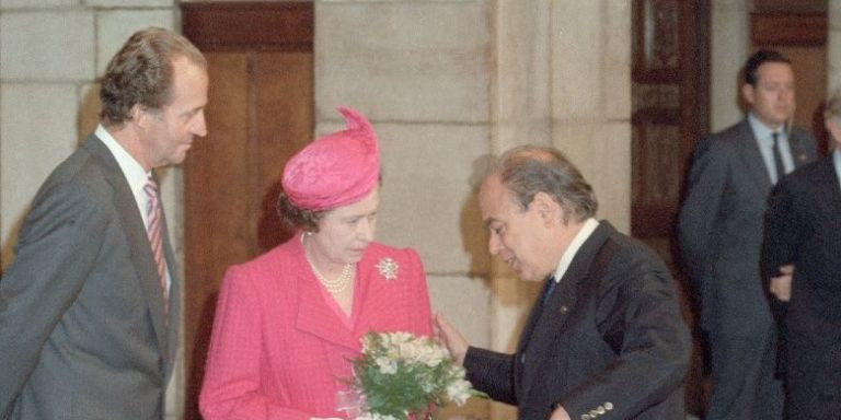 Isabel II junto a Jordi Pujol y Juan Carlos I / EFE