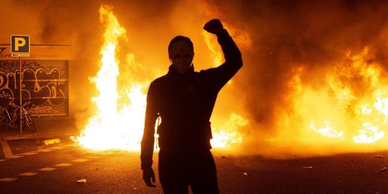 Imagen de un manifestante enfrente de una hoguera durante la protesta de los CDR / EUROPA PRESS