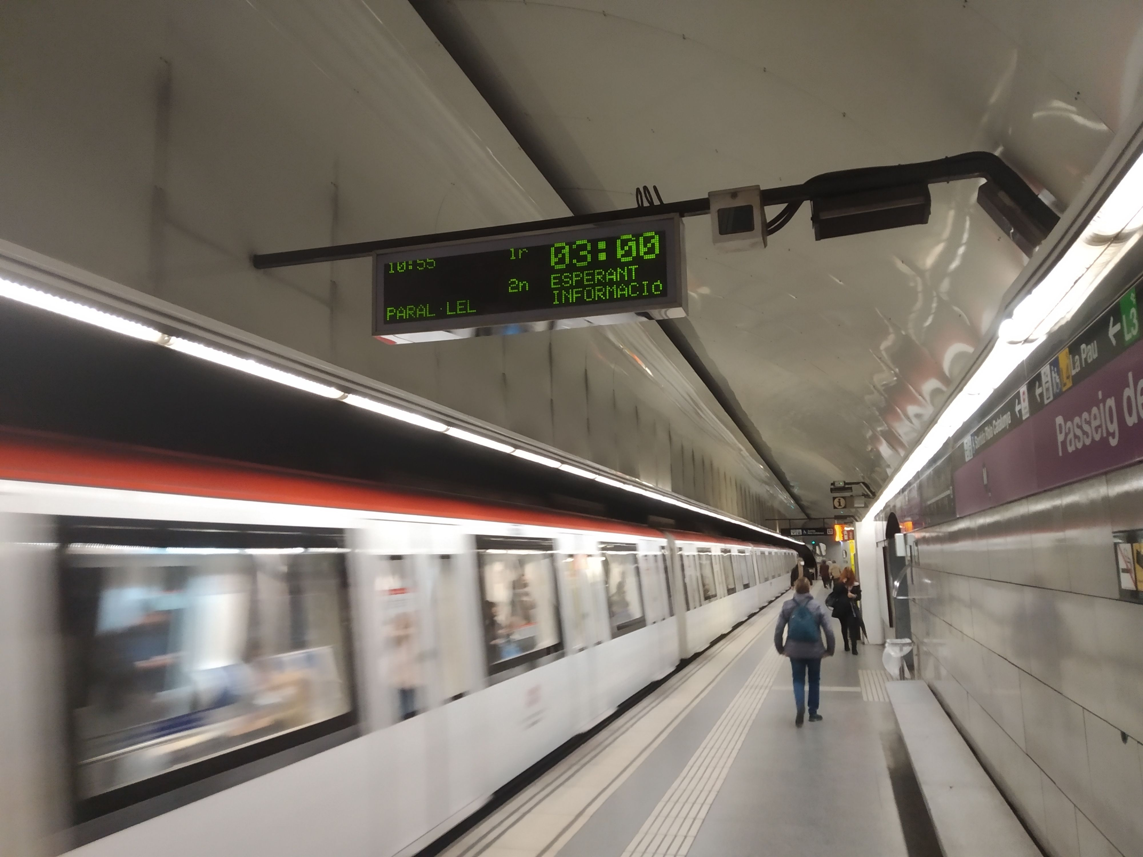 Un metro de la L2, en la estación de paseo de Gràcia / MA - JORDI SUBIRANA