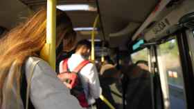 Un bus interurbano de Mataró a Barcelona lleno, este viernes por la mañana, tras la avería de Rodalies / METRÓPOLI - LUIS MIGUEL AÑÓN
